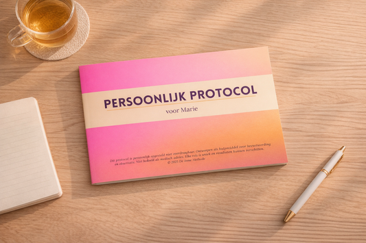 Persoonlijk protocol van De Anne Methode op een bureau, met notitieboek en pen, in warme tinten.